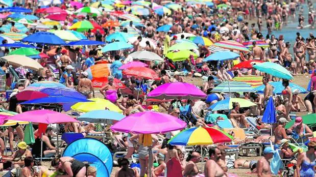 Una playa de Valencia llena de bañistas este sábado