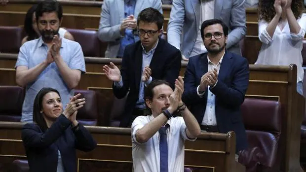 Diputados del Podemos durante el debate parlamentario de la moción de censura