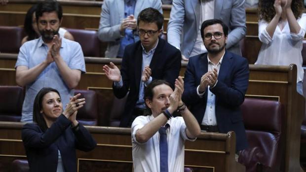 Diputados del Podemos durante el debate parlamentario de la moción de censura