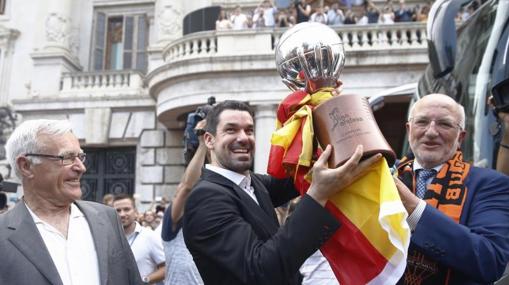 El capitán del equipo, Rafa Martínez, levanta la Copa con Juan Roig, junto al alcalde