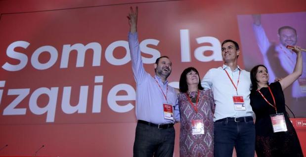 De izquierda a derecha, José Luis Abalos, Cristina Narbona, Pedro Sánchez y Adriana Lastra saludan a los delegados al comienzo del Congreso Federal del PSOE