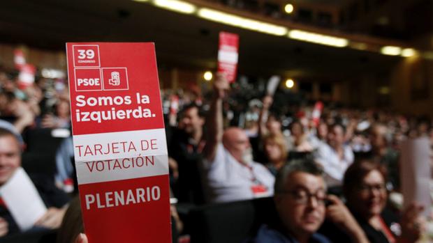 Pedro Sánchez forma una ejecutiva de 49 miembros, paritaria y sin críticos