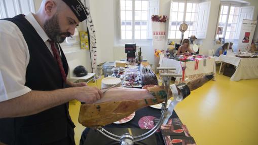 Un cortador de jamón, en el stand de Monberic