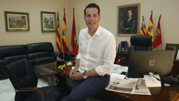 El alcalde de Elda y presidente de la Federación Valenciana de Municipios y Provincias, Rubén Alfaro, en su despacho