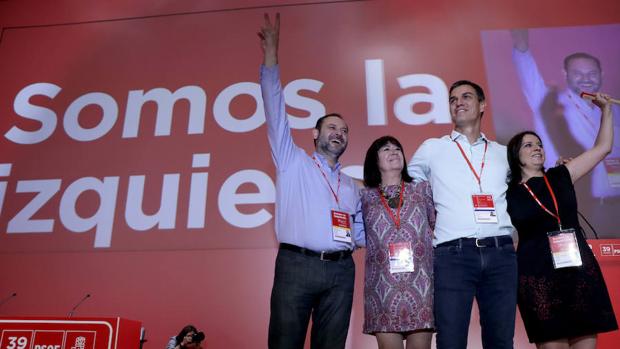 De izquierda a derecha, José Luis Abalos, Cristina Narbona, Pedro Sánchez y Adriana Lastra saludan al comienzo del Congreso Federal del PSOE