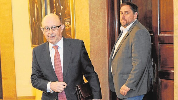 El ministro de Hacienda, Cristóbal Montoro, junto al vicepresidente catalán Oriol Junqueras