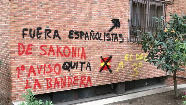 «Fuera españolista, primer aviso»: amenazan a un vecino por colgar la bandera de España en el balcón
