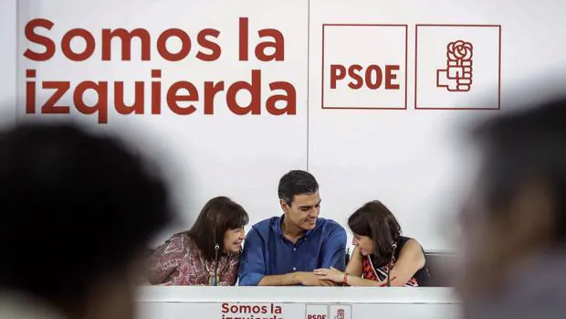 Pedro Sánchez, Cristina Narbona y Adriana Lastra