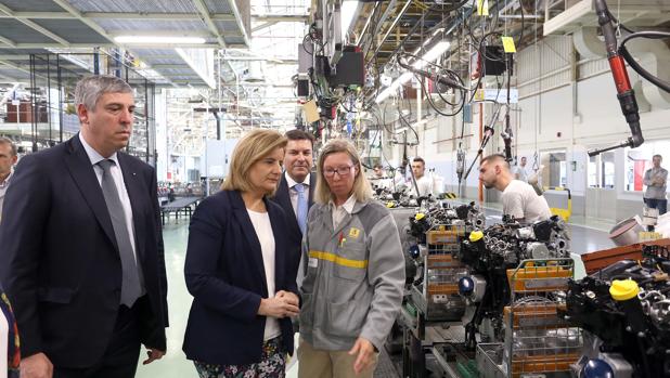 La ministra Fátima Báñez visita la factoría de Renault en Valladolid