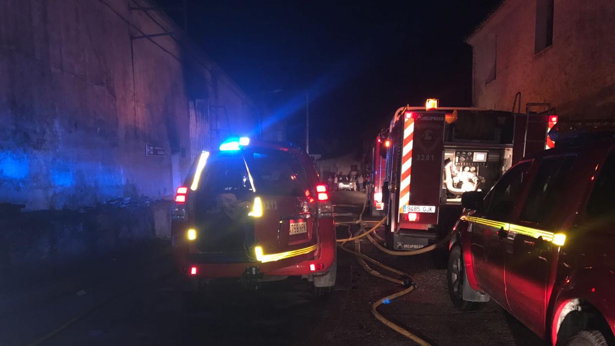 Los bomberos tardaron cinco horas en extinguir el incendio