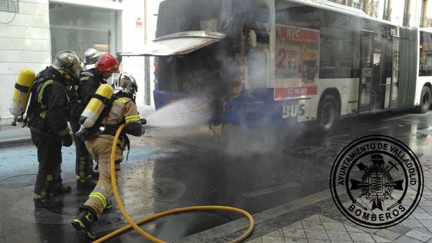 Efectivos del Cuerpo de Bomberos de Valladolid se afanan en apagar el fuego del motor