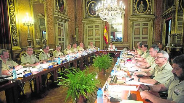 Cospedal presidió la reunión del Consejo Superior del Ejército en Barcelona