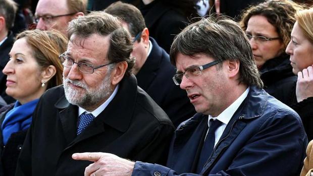 Carles Puigdemont junto a Mariano Rajoy y Ana Pastor en un acto