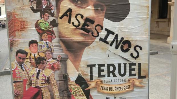 Boicotean, con pintadas de «asesinos», los carteles taurinos de homenaje a Víctor Barrio