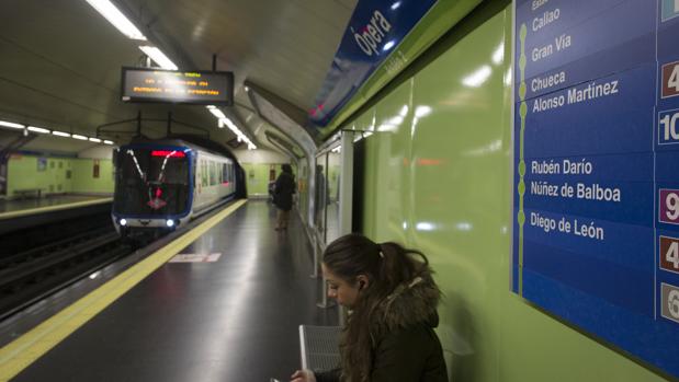 Varios usuarios esperan la llegada del metro en la estación de Ópera de la Línea 5