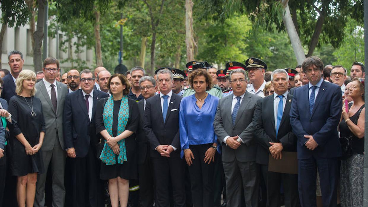 Diversas personalidades políticas de las instituciones estatales, autonómicas y municipales en el acto de homenaje a las víctimas del atentado de Hipercor