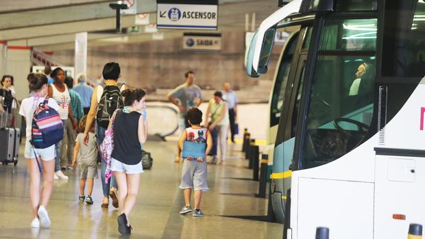 Viajeros en la estación de autobuses de Santiago de Compostela