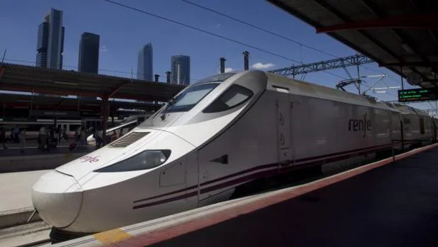 Un tren de alta velocidad en una estación de la capital española
