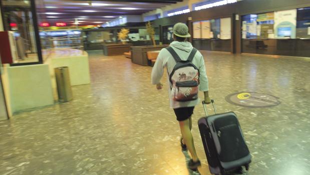 Un viajero camina por la estación de autobuses de Santiago