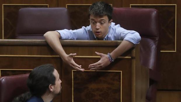 Íñigo Errejón conversa con Pablo Iglesias durante la sesión de control al gobierno del 21 de junio de 2017