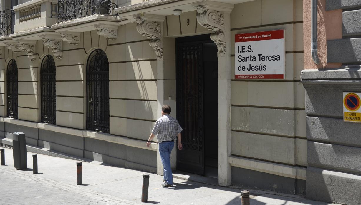 Entrada al IES Santa Teresa de Jesús