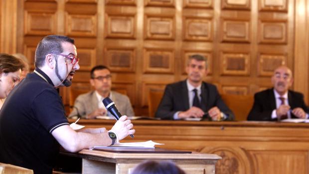 Jorge Vega (Ganemos CLM) durante su intervención en el pleno de la Diputación