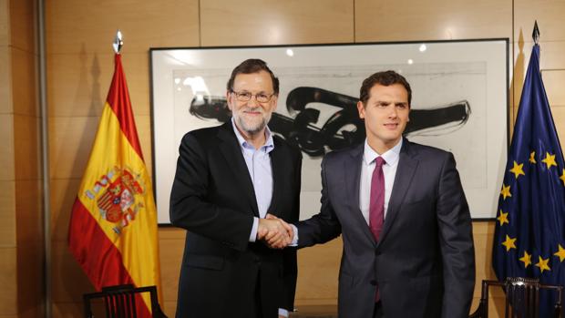 Rajoy y Rivera almuerzan en Moncloa en mitad de la ronda de negociaciones de Pedro Sánchez