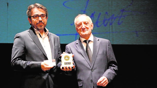 García Calero recibe el premio de manos del secretario de la Asociación, José Luis Ingelmo