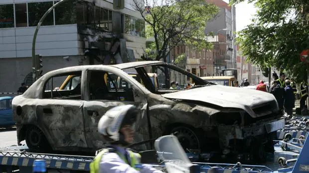 Imagen del coche bomba que explotó en la esquina de la calle Rufino González con la de Alcalá