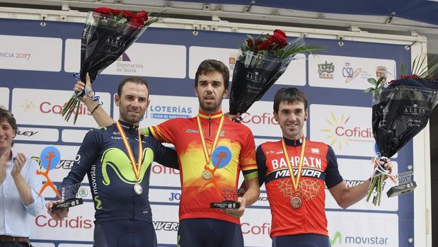 Jesús Herrada, en el centro, junto con Alejandro Valverde (izquierda)y Jon Izaguirre, tras ganar su segundo campeonato de España en Ruta