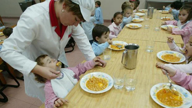 Niños comiendo en un comedor escolar