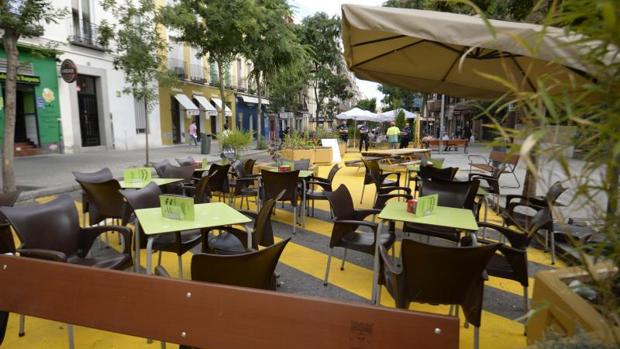 Una terraza de la calle de Galileo, ayer, ocupando la nueva zona peatonal