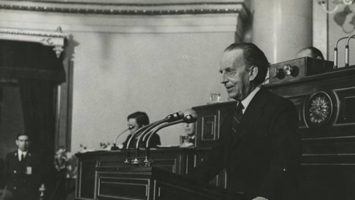 El Presidente de las Cortes, don Antonio Hernández Gil, en el pleno del Senado