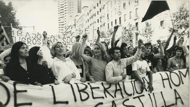 Aspecto de la cabecera de la primera manifestación del Orgullo Gay que se celebró en Madrid el 28 de junio de 1978