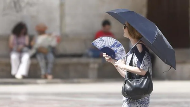 Una joven se protege de las altas temperaturas en Valencia