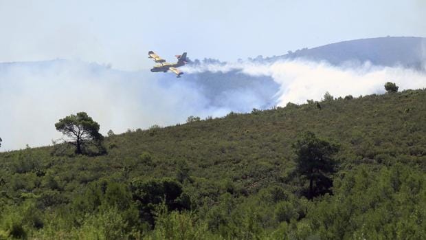 Imagen de las tareas de extinción del incendio de la Calderona
