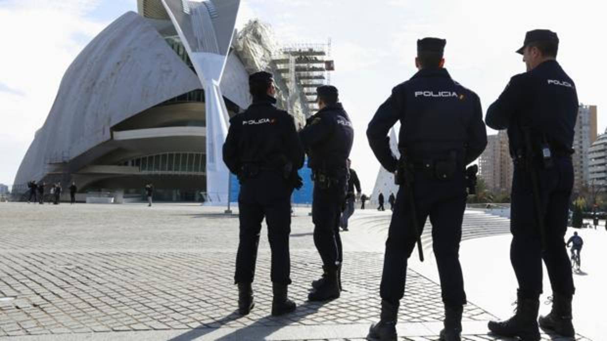 Imagen de archivo de varios agentes de la Policía Nacional en Valencia