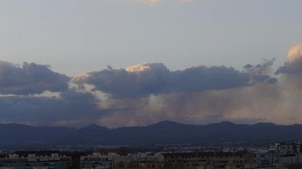 Panorámica de Valencia con el humo del incendio de Gátova al fondo tomada este miércoles