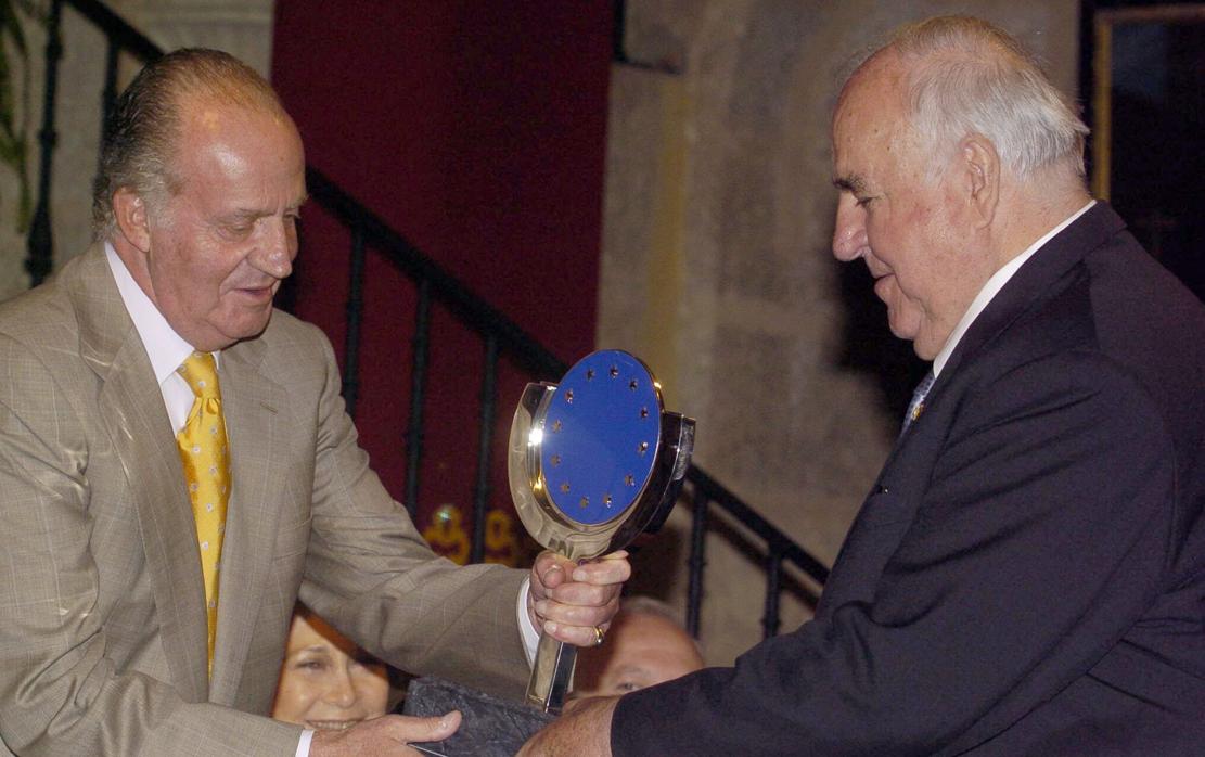 Don Juan Carlos entrega el Premio Carlos V en 2006 a Helmut Kohl en Cuacos de Yuste (Cáceres)