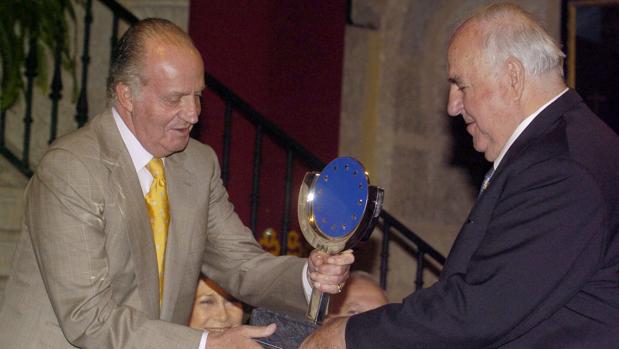 Don Juan Carlos entrega el Premio Carlos V en 2006 a Helmut Kohl en Cuacos de Yuste (Cáceres)