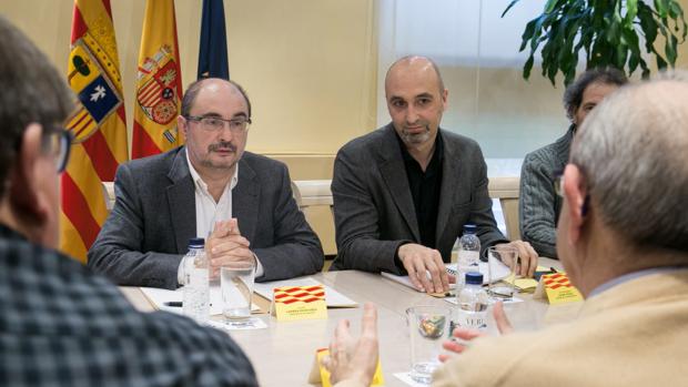 El presidente de Aragón, Javier Lambán, durante una reunión con representantes de asocaiciones de memoria histórica