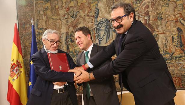 García-Page, Jesús Fernández y Francisco Luzón tras la firma del convenio