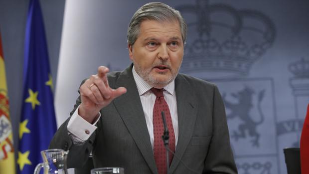 El Gobierno arropa a Montoro ante la reprobación del Congreso: «Goza de la confianza del presidente»