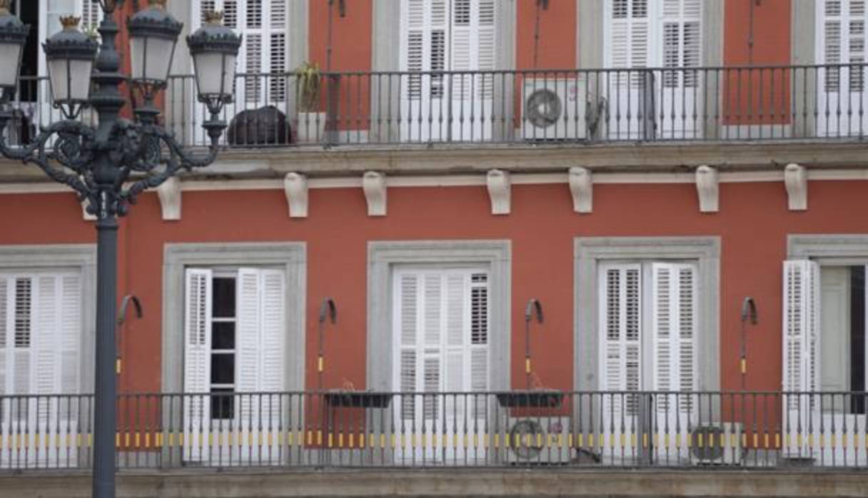 Varios aparatos de aire acondicionado, en los balcones de la Plaza Mayor