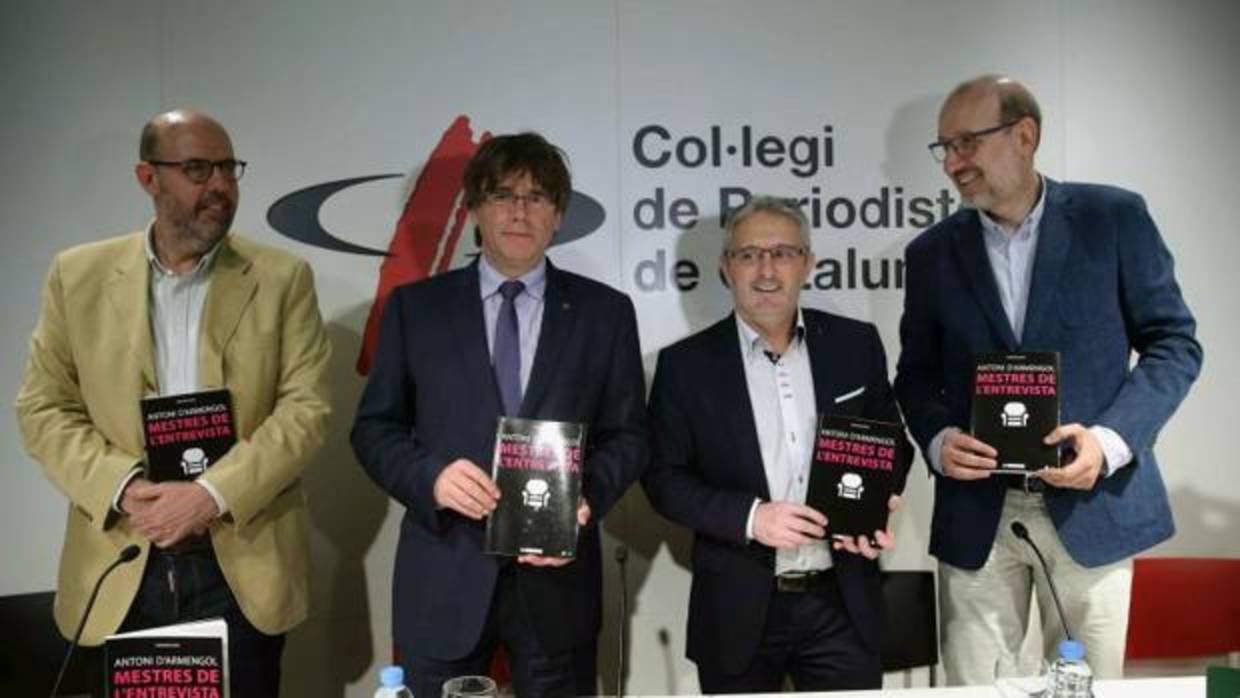 Puigdemont, en la presentación de un libro de Antoni d'Armengol, con dos periodistas, uno de Rac1 y otro, de «Ara»