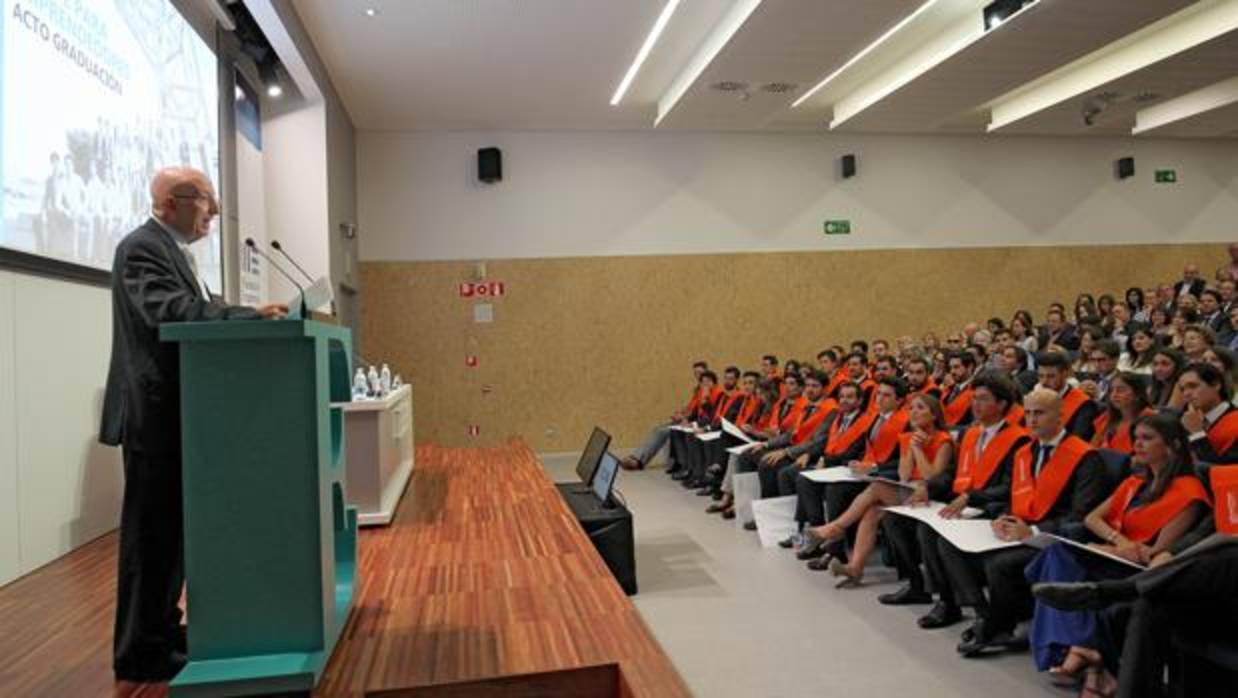 Imagen de Francisco Pons durante el acto de graduación