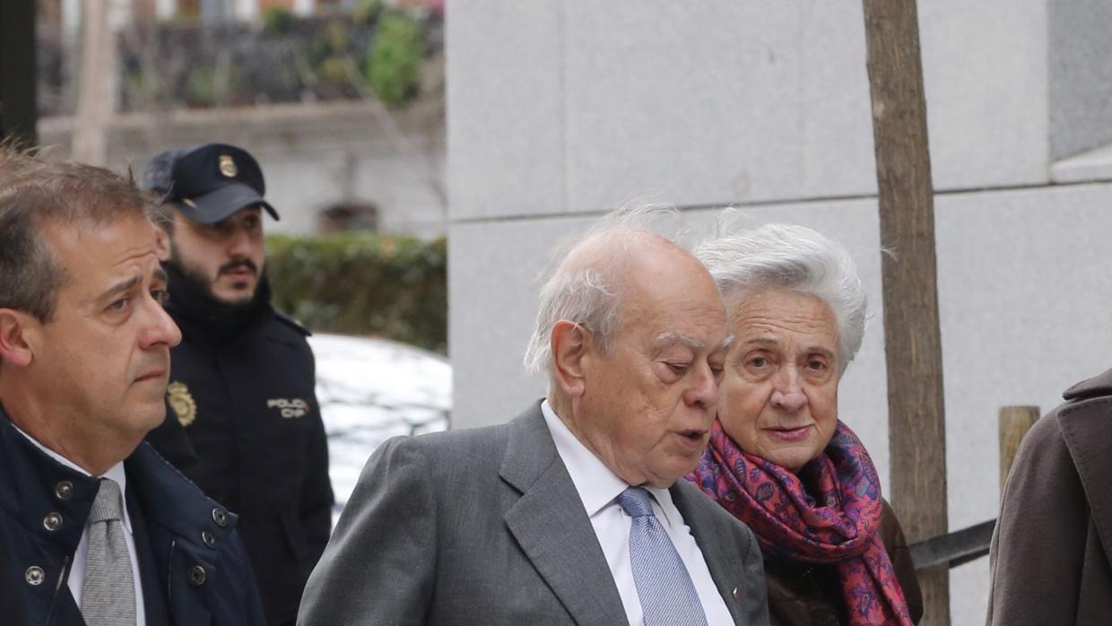 Marta Ferrusola, al lado de Jordi Pujol