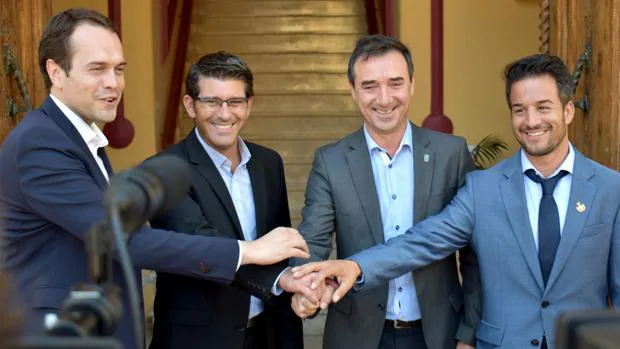 Imagen del presidente de la Diputación con los tres alcaldes