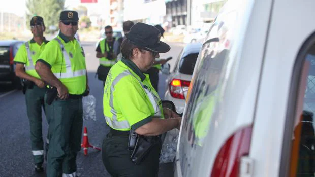 Guardia Civil realizando un control de tráfico