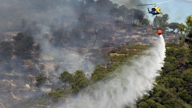 Medios aéreos en las tareas de extinción del incendio forestal de la sierra Calderona